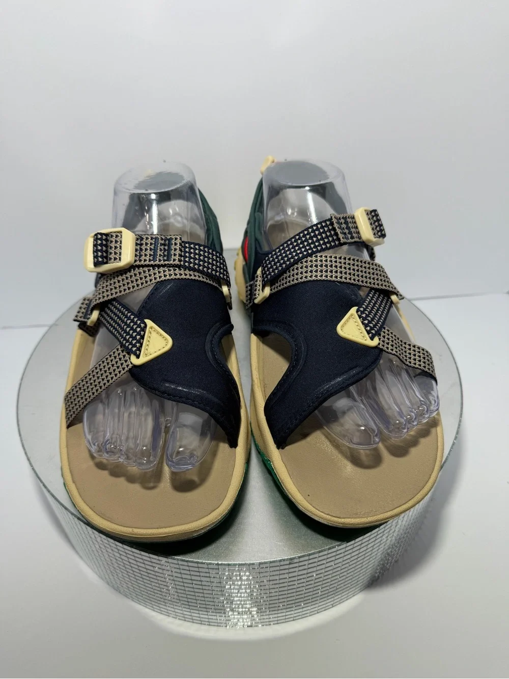 Women’s Nike Beige and Black Adjustable Strap Sandals size 8 Exellent condition